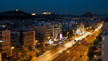 Un paisaje urbano nocturno con calles y edificios iluminados.
