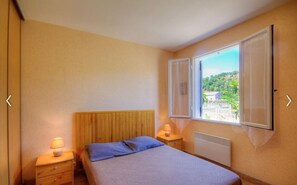 2 quartos, ferros/tábuas de passar roupa, berço de viagem