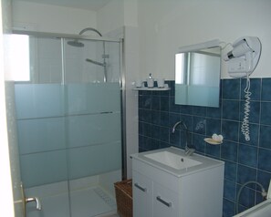 Bathtub, hair dryer - Gîte Calzolari in Corsica (Castifao)
