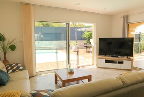 テレビ、DVD プレーヤー、卓球台