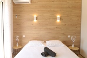 3 bedrooms, desk, soundproofing, iron/ironing board