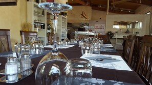 Déjeuner et dîner servis sur place