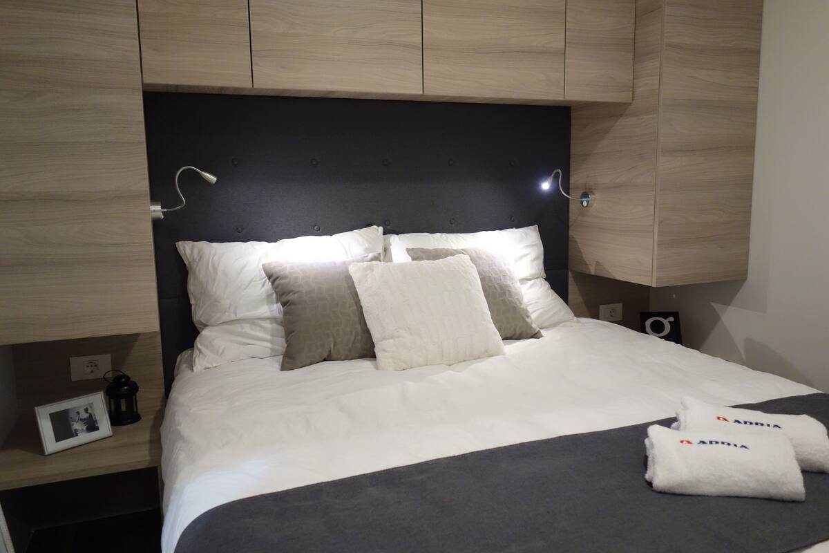 Luxe stacaravan, uitzicht op meer | Gratis babybedden, individueel gedecoreerd, individueel gemeubileerd