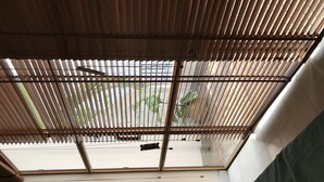 Una habitación con techo inclinado, tragaluz y vistas al exterior.