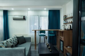 Deluxe Double Room, City View | Living area | LCD TV, first-run movies - Taksim Yazici Residence (Istanbul)