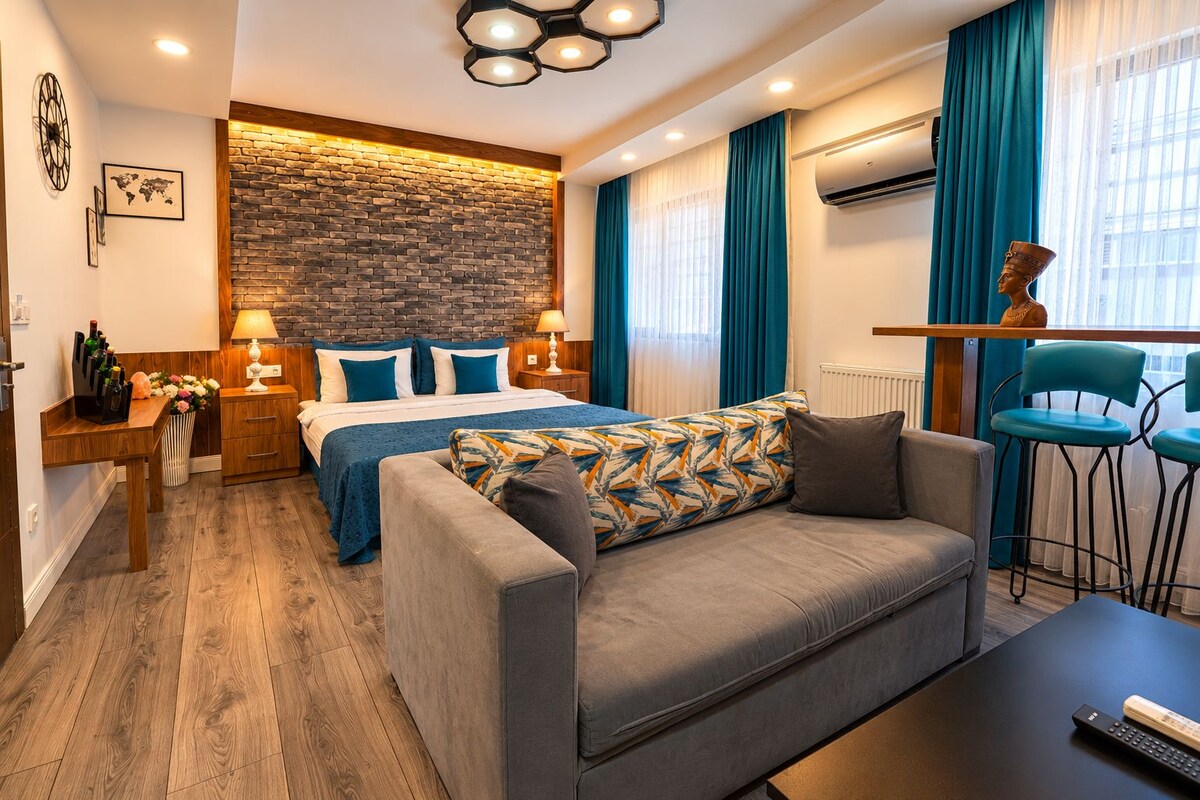 Deluxe Double Room, City View | Egyptian cotton sheets, premium bedding, down comforters, minibar