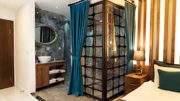 Superior Triple Suite | Bathroom | Shower, rainfall showerhead, free toiletries, hair dryer