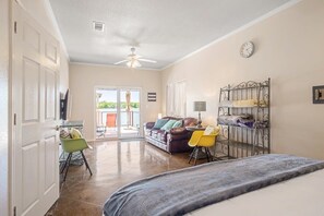 5 bedrooms, iron/ironing board, WiFi, bed sheets