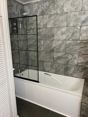 Hair dryer, towels, soap, shampoo - Modern Quirky Exeter City Cottage 2 min walk/shops (Exeter)