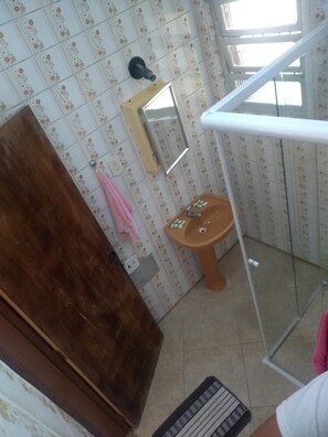 Shower, towels - Pousada Caúna (Caraguatatuba)