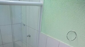 Un baño con inodoro, lavamanos y ducha.