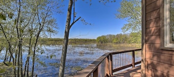 NEU! Lodge auf 240 Acres mit Deck, Grill & Feuerstelle!