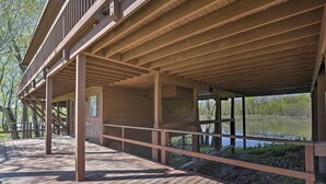 Una terraza de madera con vistas a un lago.