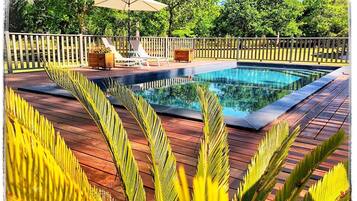 Kolam renang outdoor dan sebuah kolam renang air hangat