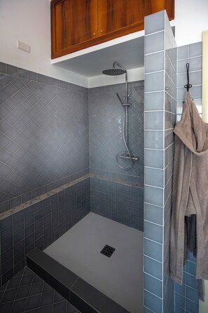 Bañera con ducha, artículos de tocador ecológicos, secador de pelo