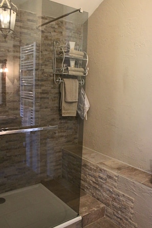 Dusche, Haartrockner, Handtücher, Toilettenpapier