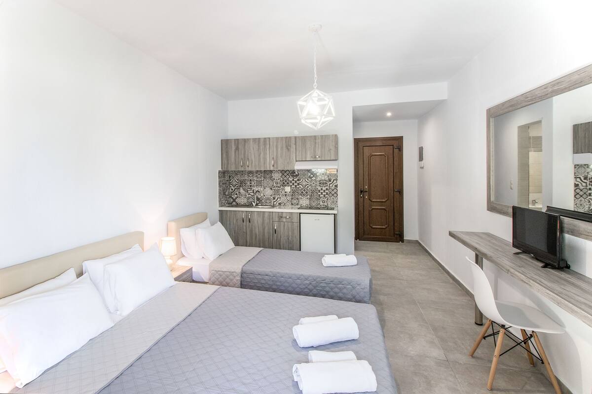 三人房, 泳池景觀 | 義大利 Frette 床單、高級寢具、記憶床墊、迷你吧