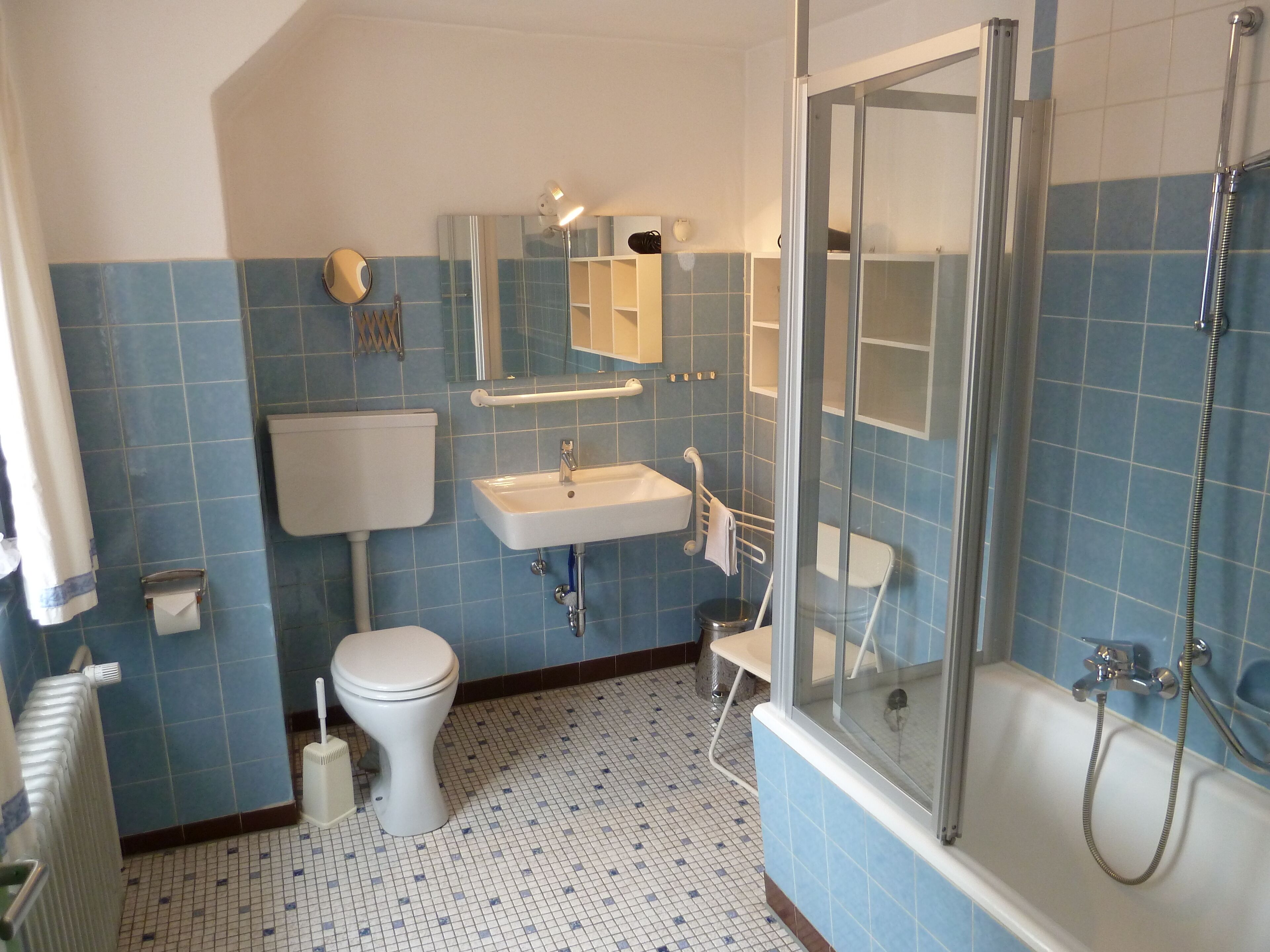 Duschwanne, Haartrockner, Seife, Toilettenpapier