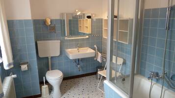 Duschwanne, Haartrockner, Seife, Toilettenpapier