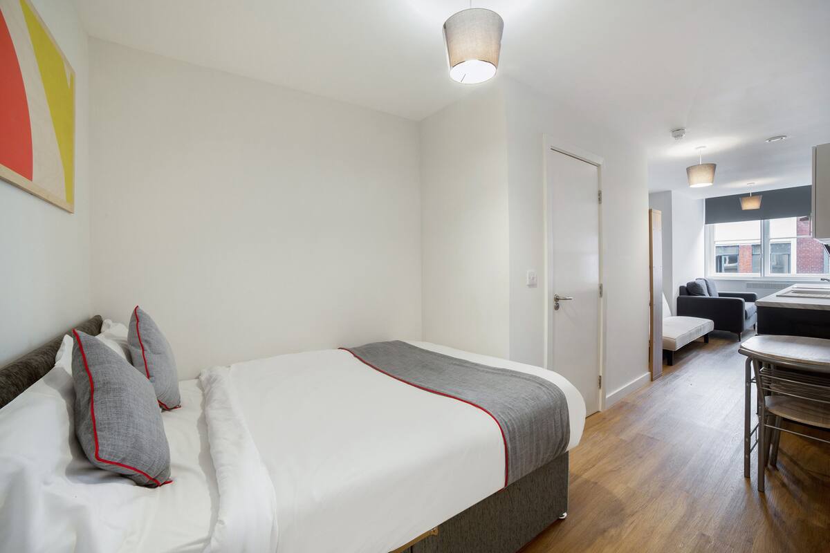 Deluxe Suite, Multiple Beds (Triple) | Bed sheets