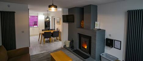 Bungalow, 2 makuuhuonetta | Oleskelualue | Taulutelevisio, takka, DVD-soitin