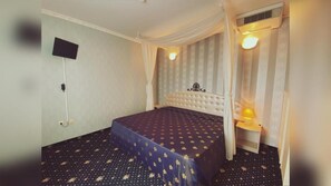 In-room safe, desk, blackout curtains, iron/ironing board - Hotel Sunset (Sunny Beach)