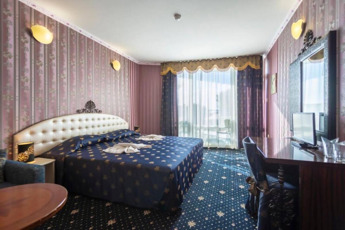 标准双人房 (1 extra bed) | 客房内保险箱、办公桌、遮光窗帘、熨斗/熨板