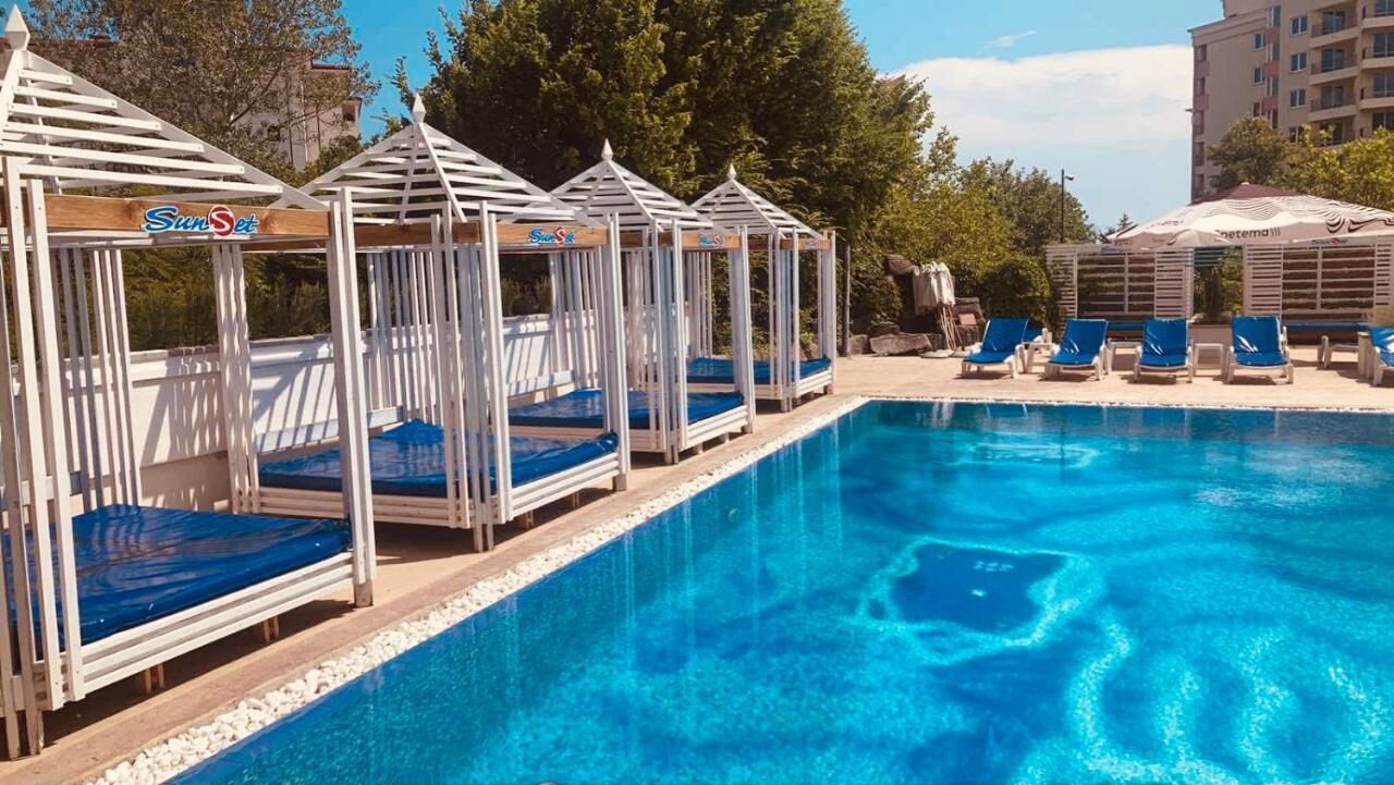 Piscine extérieure (ouverte en saison)