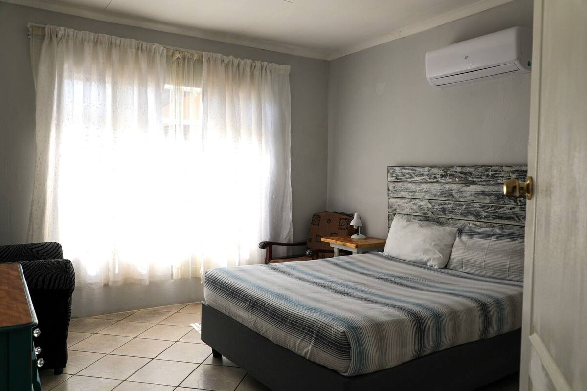 Literie de qualité supérieure, bureau, draps fournis