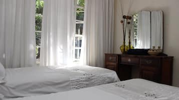 Chalet (S/Catering 6 sleeper) | Premium bedding, desk, bed sheets
