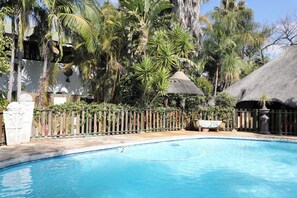Outdoor pool, pool umbrellas, pool loungers - Golden Lantern Guest Lodge (Bela-Bela)
