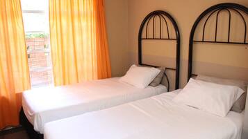 Chalet, 2 Bedrooms (S/Catering 4 sleeper) | Premium bedding, desk, bed sheets