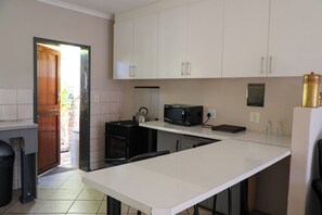 Suite (Private S/Catering) | Eigene Küche | Wasserkocher mit Kaffee-/Teezubehör, Wasserkocher