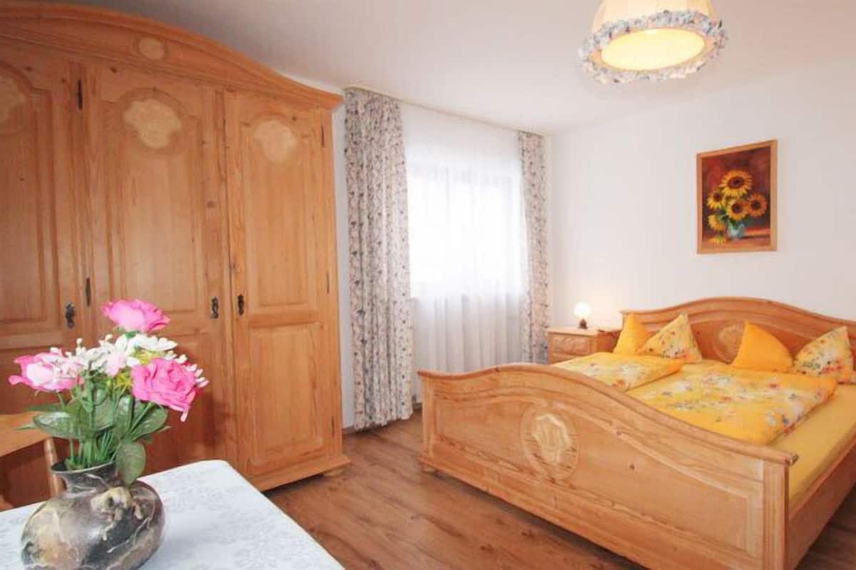 Apartment, 2 Bedrooms (10 Goell) | Blackout drapes, free cribs/infant beds, rollaway beds, free WiFi