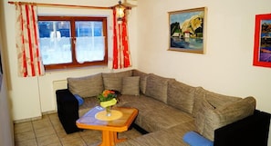 Apartment, 1 Bedroom (1 Untersberg) | Living area | Flat-screen TV, DVD player, table tennis - Schmuckenhof (Marktschellenberg)