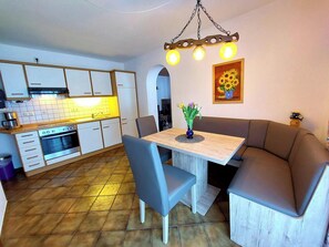 Apartment, 1 Bedroom (2 Watzmann) | Private kitchen | Full-size fridge, microwave, oven, stovetop - Schmuckenhof (Marktschellenberg)