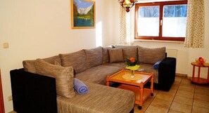 Appartement, 1 chambre (5 Jenner) | Aire de séjour | Téléviseur à écran plat, lecteur de DVD, table de ping-pong