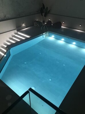 Piscina externa, funciona das 10h30 às 18h30, guarda-sóis