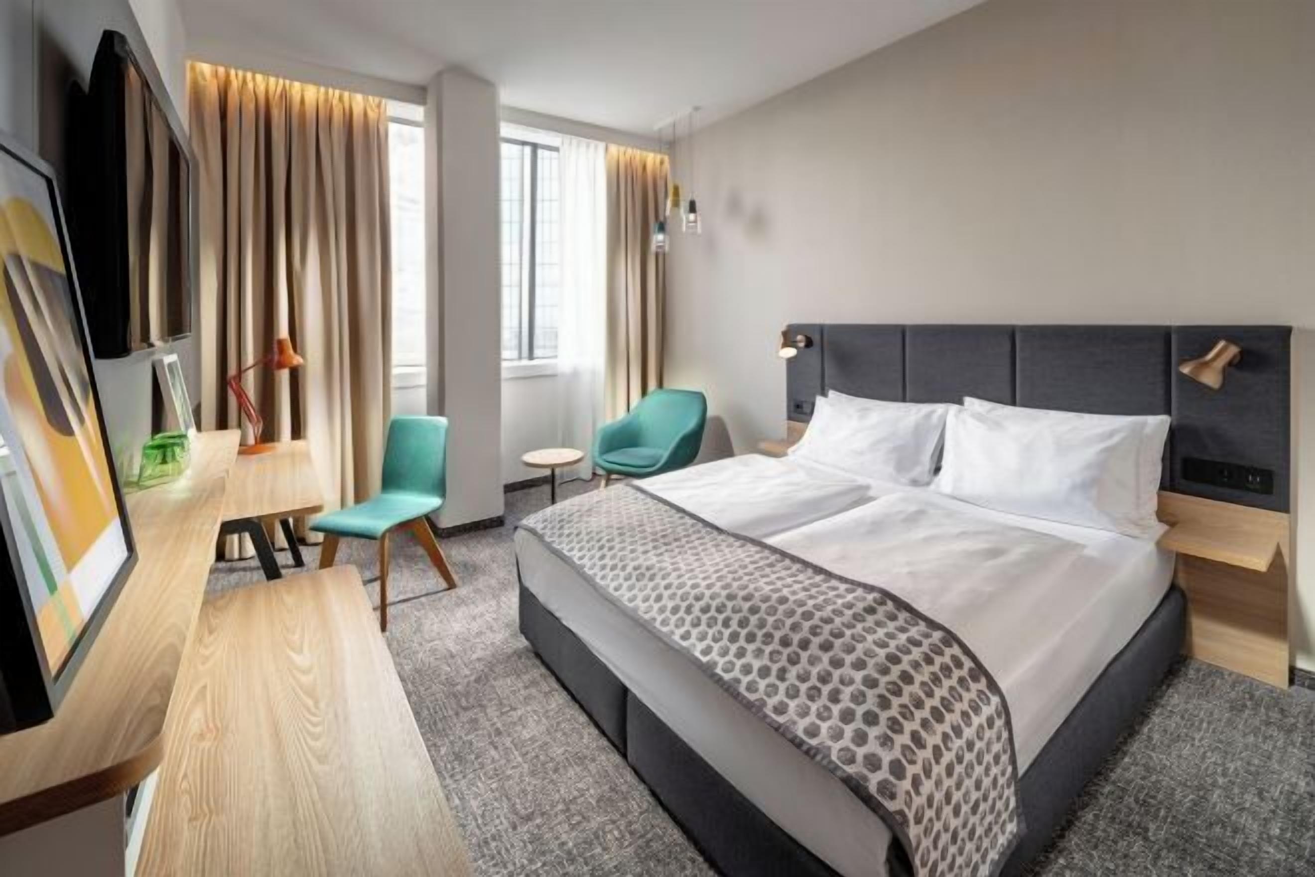 高級寢具、書桌、筆電工作空間、遮光布/窗簾