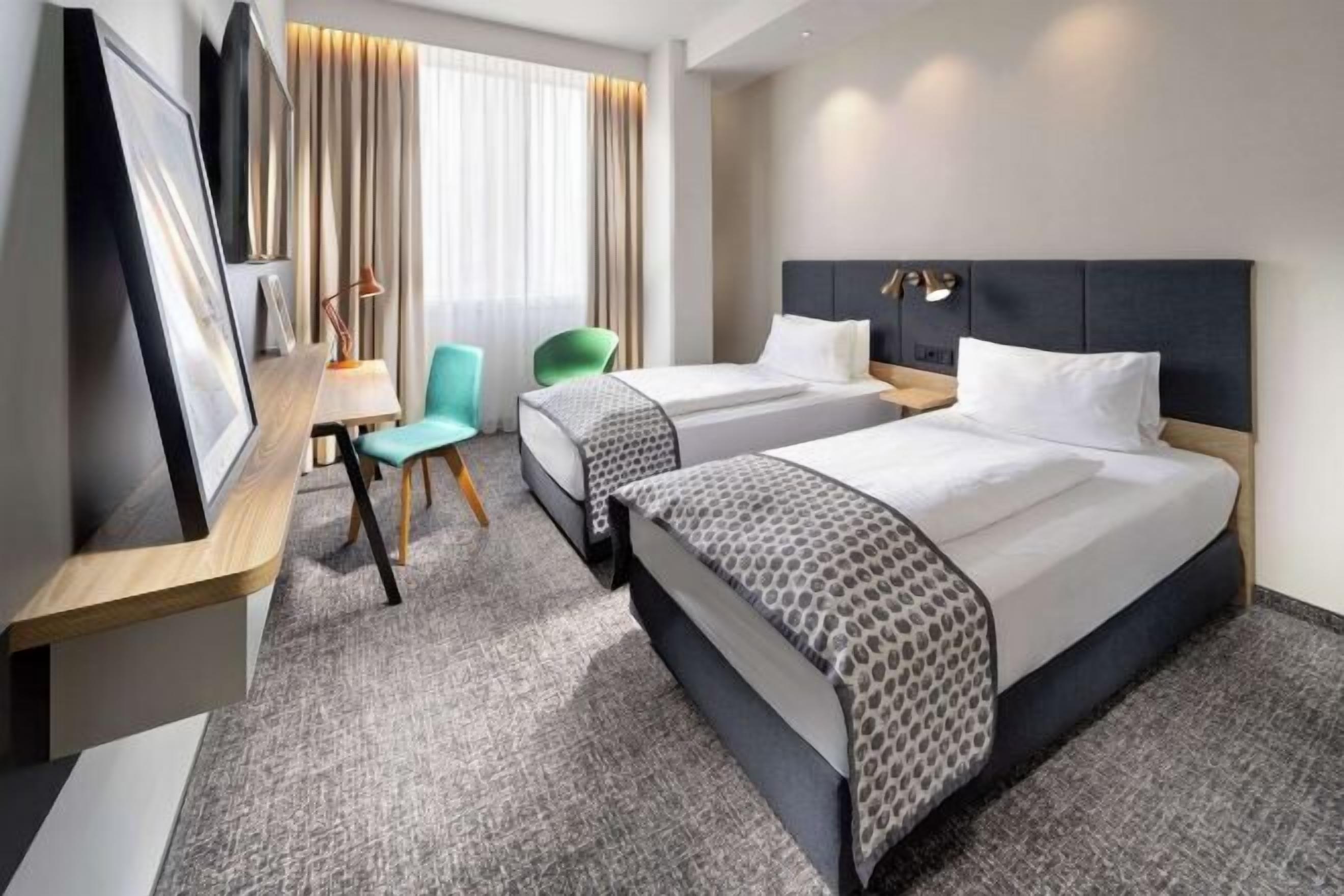 高級寢具、書桌、筆電工作空間、遮光布/窗簾