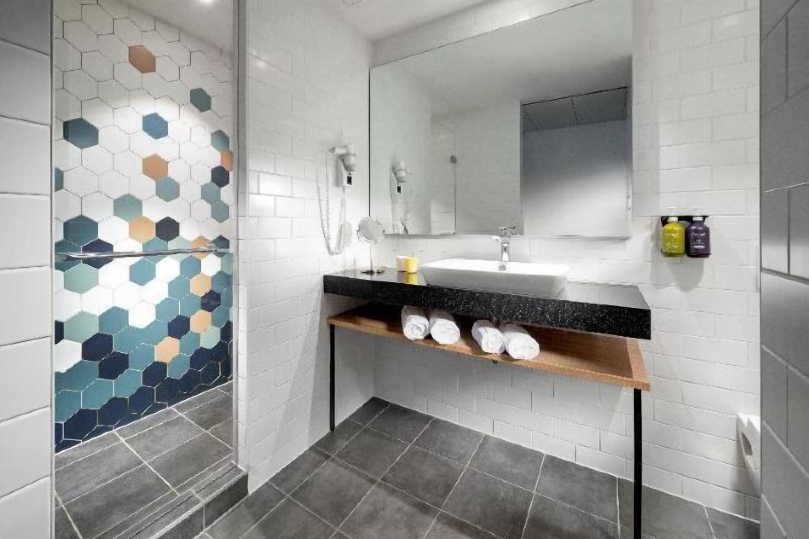 Dusche, Regendusche, Haartrockner, Handtücher