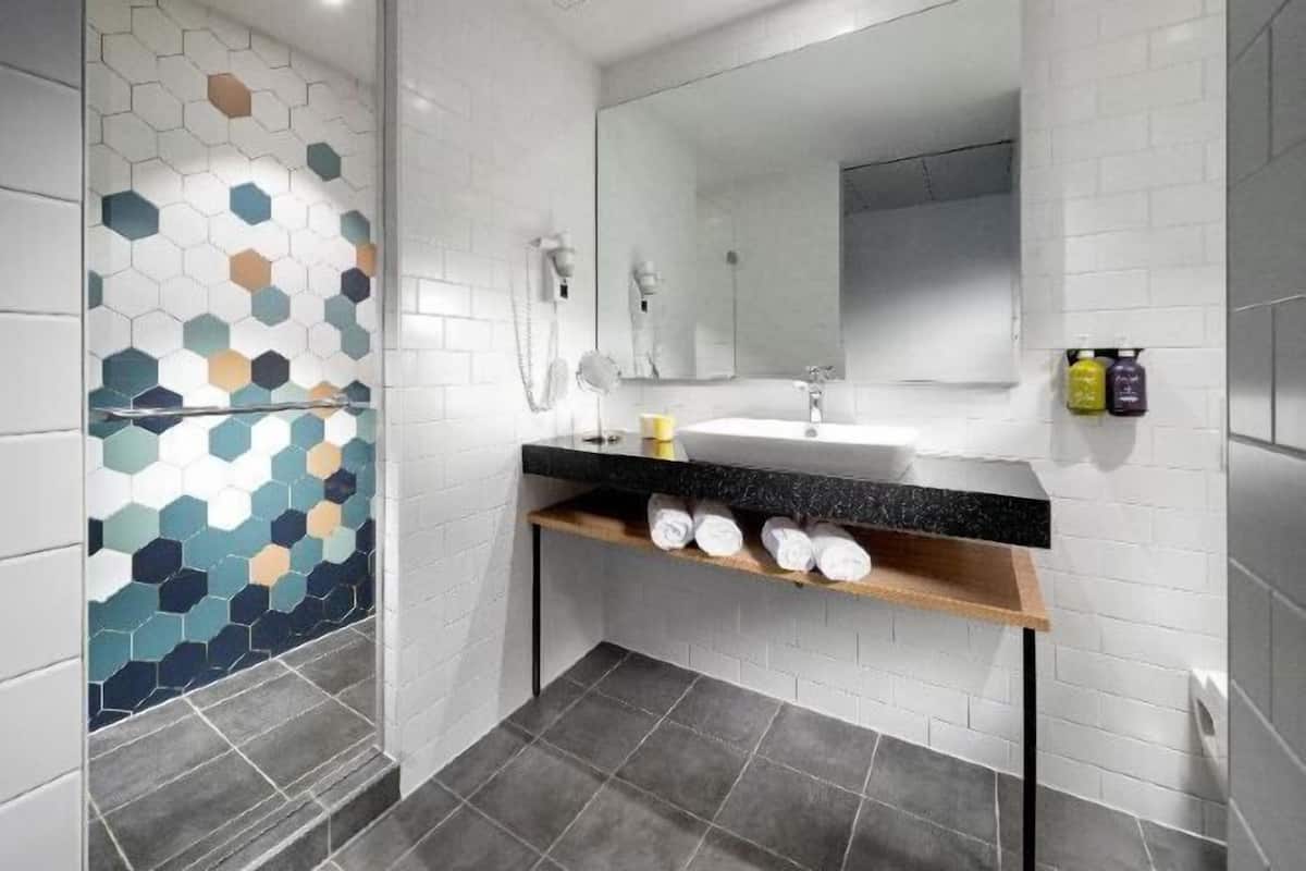 Suihku, sadesuihkupää, hiustenkuivaaja, pyyhkeet