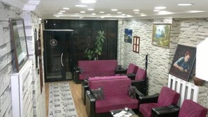 Lobby sitting area - Hotel Akgun (Erzurum)