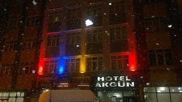 Fassade der Unterkunft – Abend/Nacht