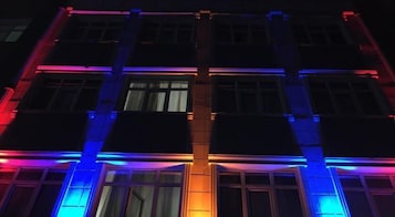 Fachada de la propiedad por la tarde o noche