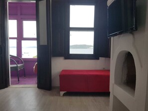 Comfort Room, Multiple Beds, Sea View | Living area