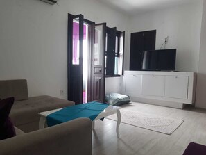 舒適客房, 多張床, 海景 | 客廳 | LCD 電視、壁爐