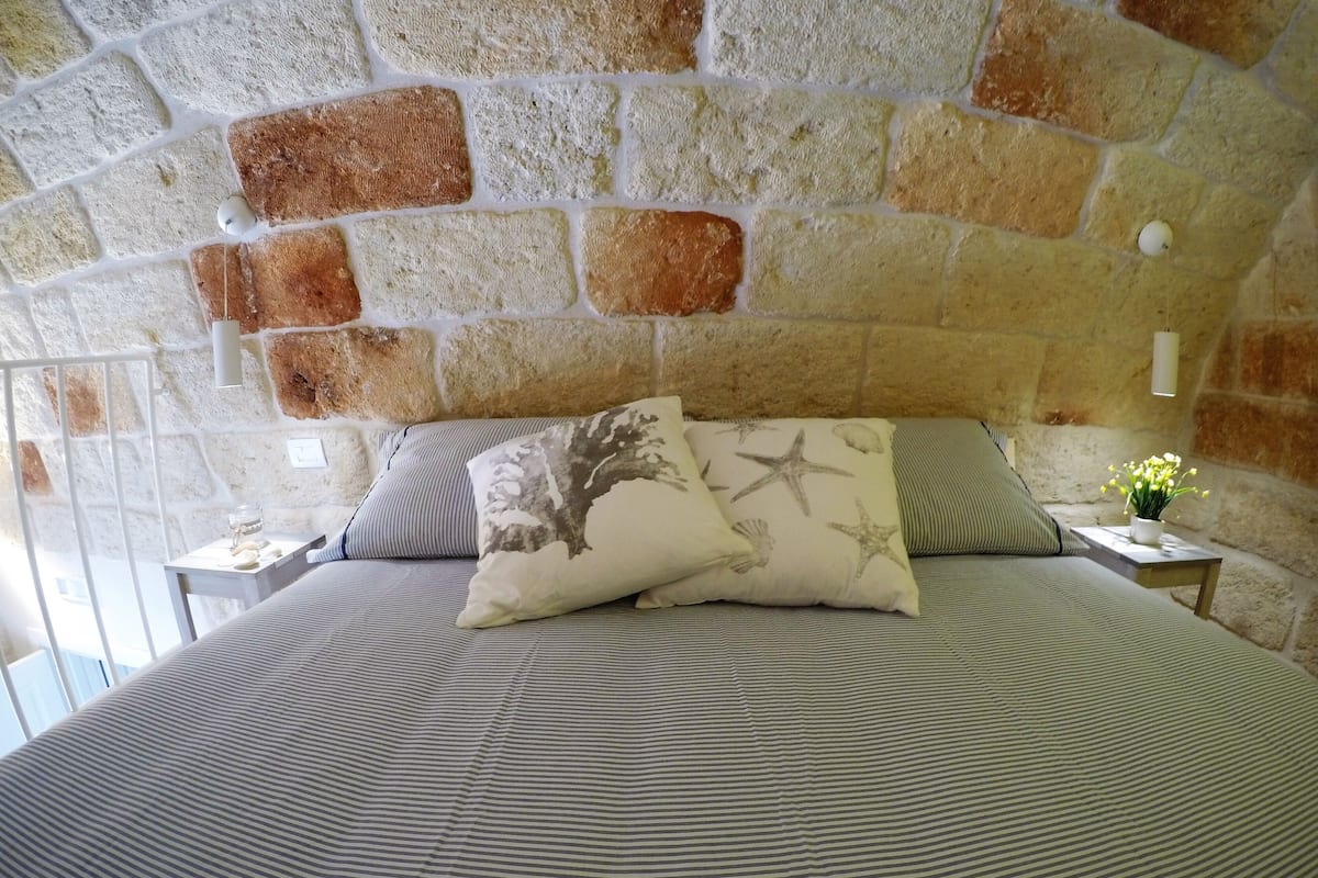 Superior Studio | Hypo-allergenic bedding available, soundproofing, WiFi (free)