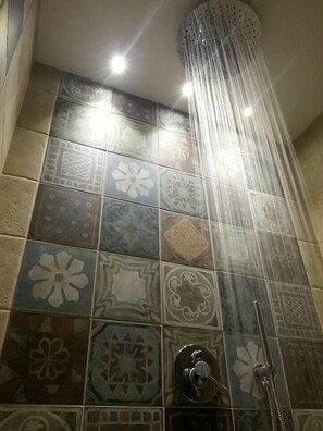 Design Studio | Bathroom shower - Dimora Petra (Polignano a Mare)