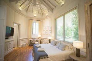 Ropa de cama de alta calidad, cubrecamas y minibar 